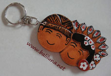souvenir pernikahan tradisional gantungan kunci etnik desain pengantin adat jawa