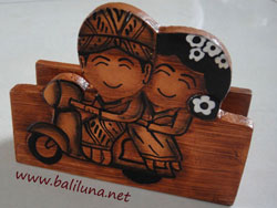 Souvenir Pernikahan Tradisional, Tempat Kartu Nama Etnik desain Pengantin Tradisional Adat Jawa naik vespa