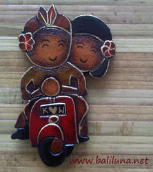 souvenir pernikahan tradisional etnik tempelan kulkas pengantin tradisional adat Bali naik Vespa